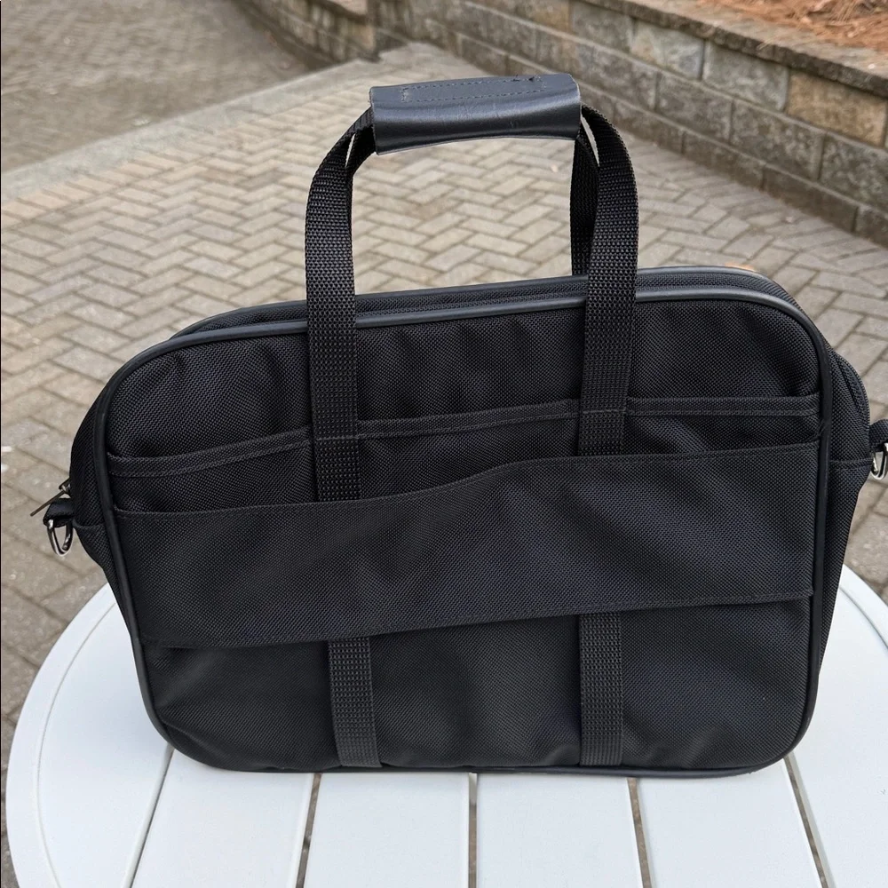 Vintage Black Messenger bag by Hartmann. Good used condition and ready to travel - Picture 3 of 9